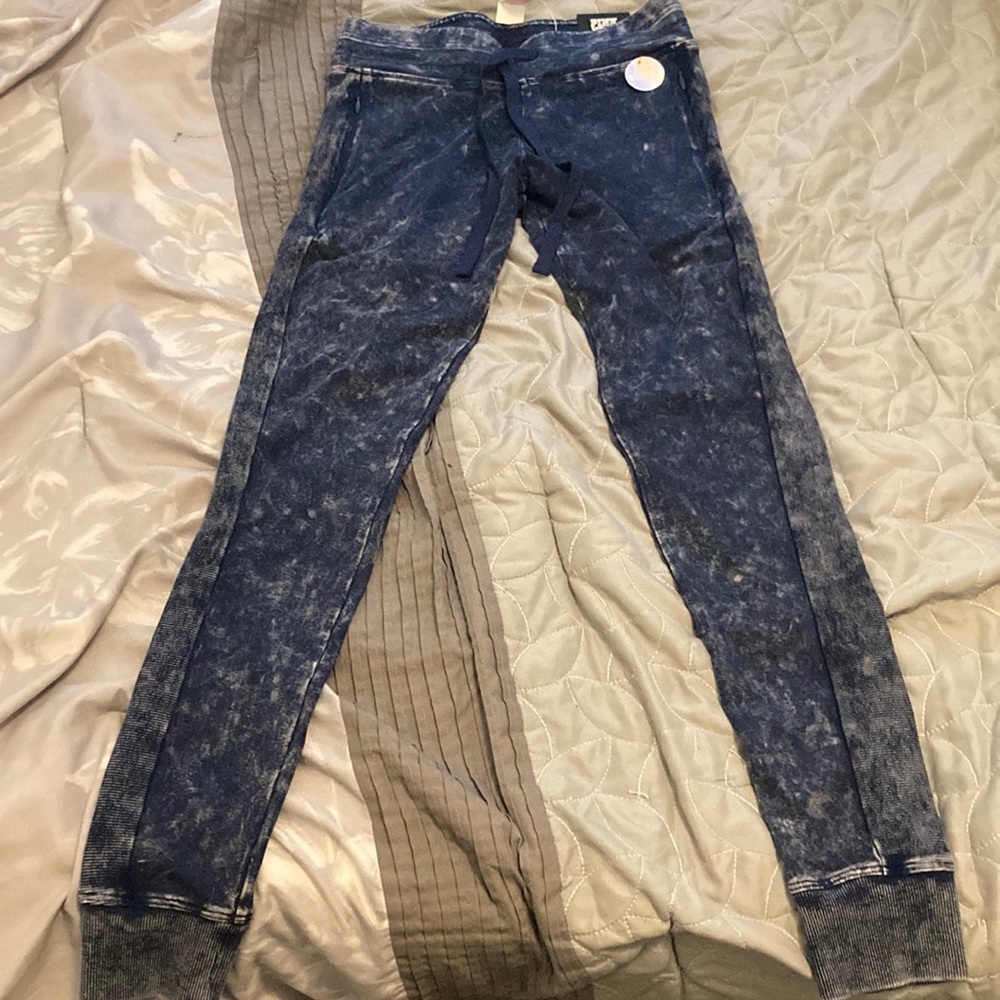 Victoria secret pink Jeggings in XS. Has no wear and tear. Still has tags & new.
